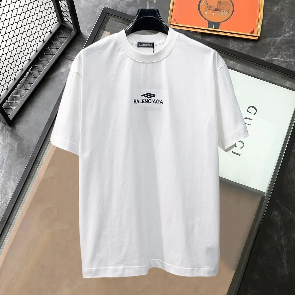 Balenciaga's high-end top-quality products 🐮2026 Spring and Summer New Arrival first counter, the latest New Arrival short-sleeved round neck T-shirt, Premium customized design, avant-garde and fashionable! Brand logo heavy craftsmanship design Premium customized 260g fabric. Soft to the touch. Comfortable to wear. Counter-level exquisite stitching. Fine workmanship. The upper body effect is incomparably handsome! A must-have item for men and women with the same style! Sizes: S~XXL When placing an order, please state your height and weight. The maximum wearing size is 210 pounds (one size larger)